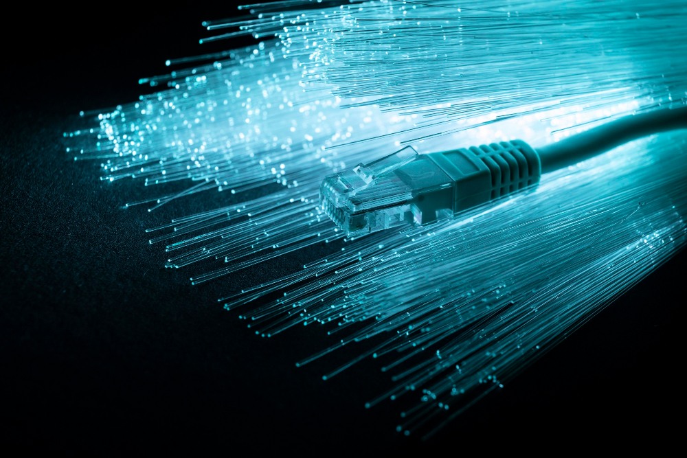 Image et explication sur la fibre optique et le haut débit internet