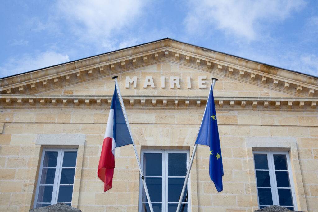mutuelle fonction publique 
mairie avec drapeau français et européen